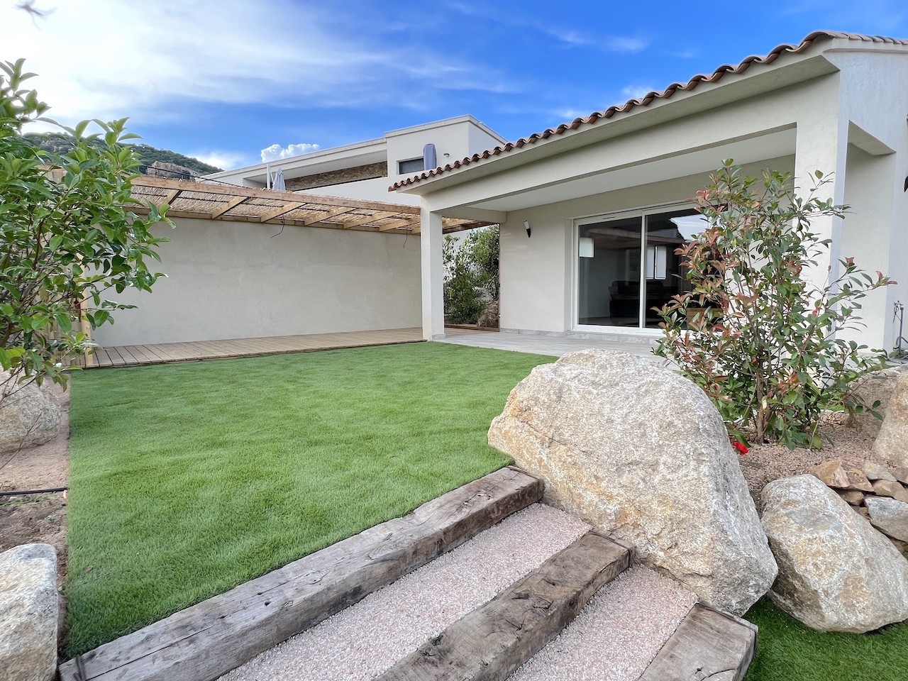 Entre St Cyprien et Pinarello, VILLA T-4 NEUVE avec PISCINE et Cuisine extérieure/Pergola.