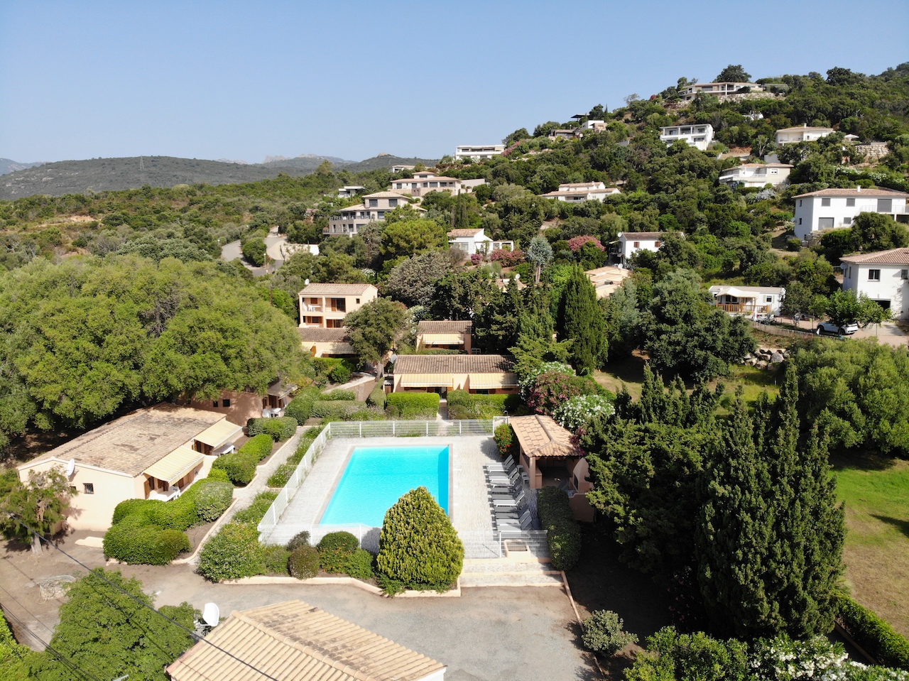 TARCO, à 400 m. de la plage à pied: ENSEMBLE IMMOBILIER composé de 2 VILLAS, 4 APPARTEMENTS ET 14 BUNGALOWS T-3 , PISCINE 14X7 ET POOL-HOUSE, GARAGES ET PARKING.