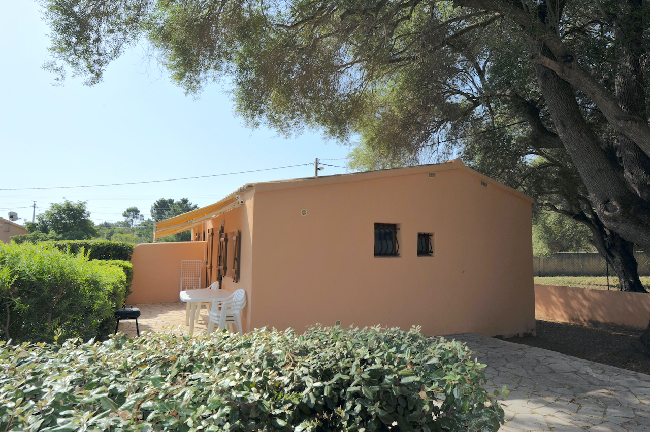 TARCO, à 400 m. de la plage à pied: ENSEMBLE IMMOBILIER composé de 14 BUNGALOWS T-3 , 4 APPARTEMENTS, 1 VILLA, PISCINE 14X7 ET POOL-HOUSE, GARAGES ET PARKING (OPTION POSSIBLE VILLA VUE MER + GARAGE et RESERVE FONCIÈRE). TARCO, à 400 m. de la plage à pied: ENSEMBLE IMMOBILIER composé de 14 BUNGALOWS T-3 , 4 APPARTEMENTS, 1 VILLA, PISCINE 14X7 ET POOL-HOUSE, GARAGES ET PARKING (OPTION POSSIBLE VILLA VUE MER + GARAGE et RESERVE FONCIÈRE).