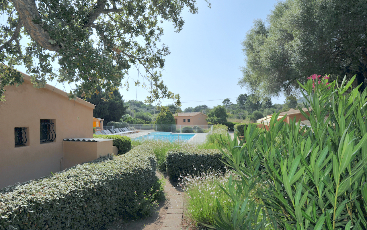 TARCO, à 400 m. de la plage à pied: ENSEMBLE IMMOBILIER composé de 14 BUNGALOWS T-3 , 4 APPARTEMENTS, 1 VILLA, PISCINE 14X7 ET POOL-HOUSE, GARAGES ET PARKING (OPTION POSSIBLE VILLA VUE MER + GARAGE et RESERVE FONCIÈRE). TARCO, à 400 m. de la plage à pied: ENSEMBLE IMMOBILIER composé de 14 BUNGALOWS T-3 , 4 APPARTEMENTS, 1 VILLA, PISCINE 14X7 ET POOL-HOUSE, GARAGES ET PARKING (OPTION POSSIBLE VILLA VUE MER + GARAGE et RESERVE FONCIÈRE).