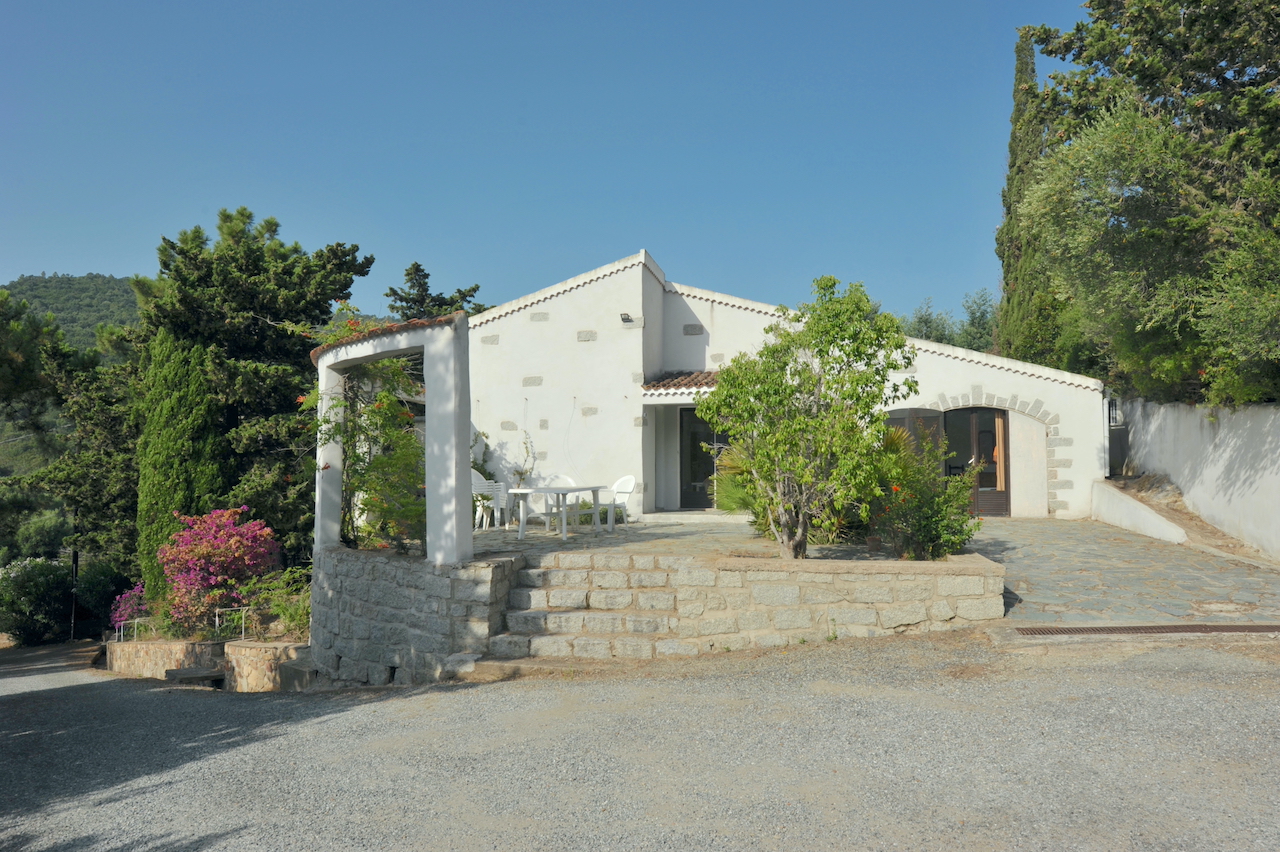 TARCO, à 400 m. de la plage à pied: ENSEMBLE IMMOBILIER composé de 14 BUNGALOWS T-3 , 4 APPARTEMENTS, 1 VILLA, PISCINE 14X7 ET POOL-HOUSE, GARAGES ET PARKING (OPTION POSSIBLE VILLA VUE MER + GARAGE et RESERVE FONCIÈRE). TARCO, à 400 m. de la plage à pied: ENSEMBLE IMMOBILIER composé de 14 BUNGALOWS T-3 , 4 APPARTEMENTS, 1 VILLA, PISCINE 14X7 ET POOL-HOUSE, GARAGES ET PARKING (OPTION POSSIBLE VILLA VUE MER + GARAGE et RESERVE FONCIÈRE).