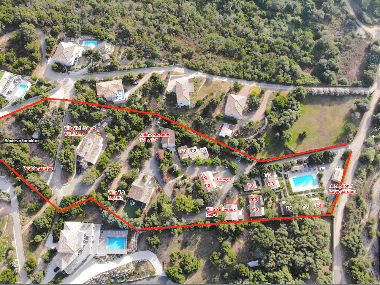 TARCO, à 400 m. de la plage à pied: ENSEMBLE IMMOBILIER composé de 2 VILLAS, 4 APPARTEMENTS ET 14 BUNGALOWS T-3, PISCINE 14X7 ET POOL-HOUSE, GARAGES ET PARKING.