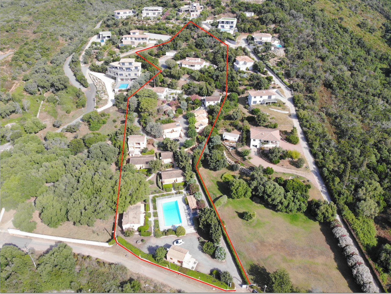 TARCO, à 400 m. de la plage à pied: ENSEMBLE IMMOBILIER composé de 2 VILLAS, 4 APPARTEMENTS ET 14 BUNGALOWS T-3, PISCINE 14X7 ET POOL-HOUSE, GARAGES ET PARKING.