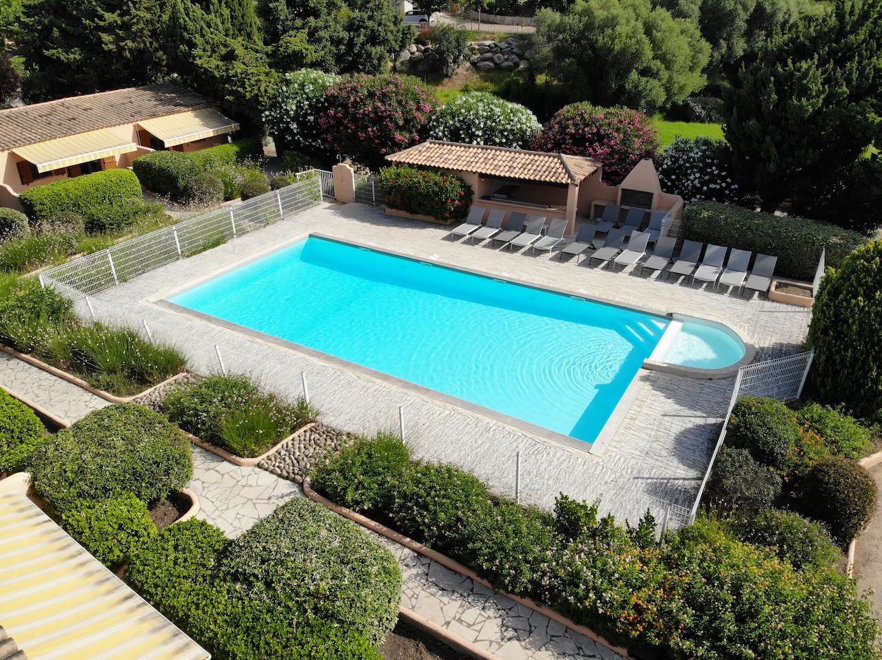 TARCO, à 400 m. de la plage à pied: ENSEMBLE IMMOBILIER composé de 2 VILLAS, 4 APPARTEMENTS ET 14 BUNGALOWS T-3, PISCINE 14X7 ET POOL-HOUSE, GARAGES ET PARKING.