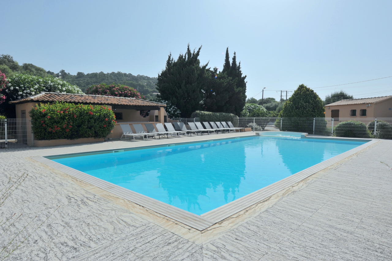 TARCO, à 400 m. de la plage à pied: ENSEMBLE IMMOBILIER composé de 2 VILLAS, 4 APPARTEMENTS ET 14 BUNGALOWS T-3, PISCINE 14X7 ET POOL-HOUSE, GARAGES ET PARKING. TARCO, à 400 m. de la plage à pied: ENSEMBLE IMMOBILIER composé de 2 VILLAS, 4 APPARTEMENTS ET 14 BUNGALOWS T-3, PISCINE 14X7 ET POOL-HOUSE, GARAGES ET PARKING.