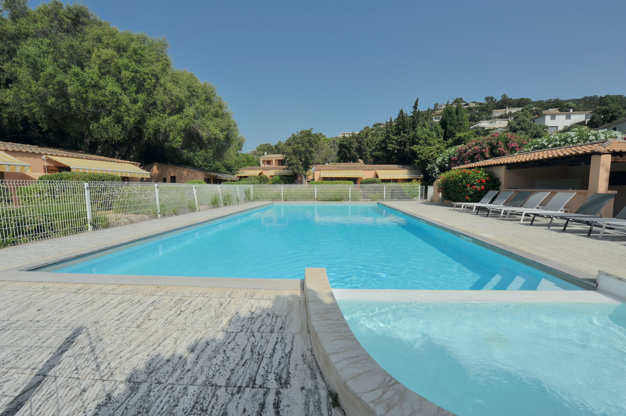 TARCO, à 400 m. de la plage à pied: ENSEMBLE IMMOBILIER composé de 2 VILLAS, 4 APPARTEMENTS ET 14 BUNGALOWS T-3, PISCINE 14X7 ET POOL-HOUSE, GARAGES ET PARKING. TARCO, à 400 m. de la plage à pied: ENSEMBLE IMMOBILIER composé de 2 VILLAS, 4 APPARTEMENTS ET 14 BUNGALOWS T-3, PISCINE 14X7 ET POOL-HOUSE, GARAGES ET PARKING.