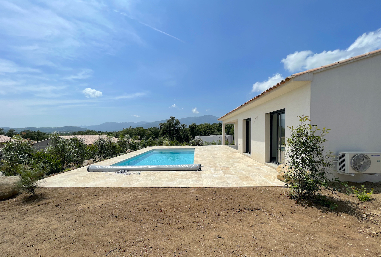 Ste Lucie de porto-Vecchio, à moins de 2 min. de la plage de Fautéa: VILLA T-4 NEUVE avec NIVEAU GARAGE + PISCINE sur terrain clos et aménagé.