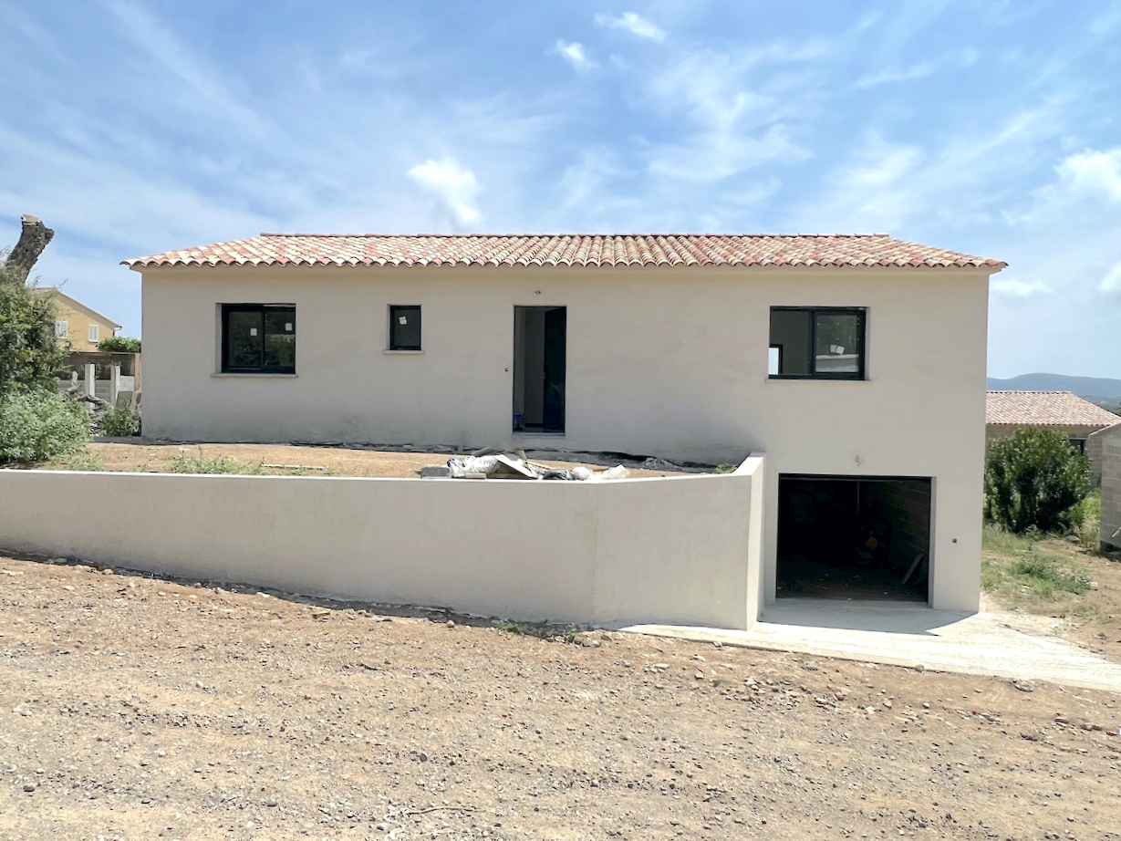 Ste Lucie de porto-Vecchio, à moins de 2 min. de la plage de Fautéa: VILLA T-4 NEUVE avec NIVEAU GARAGE + PISCINE sur terrain clos et aménagé.