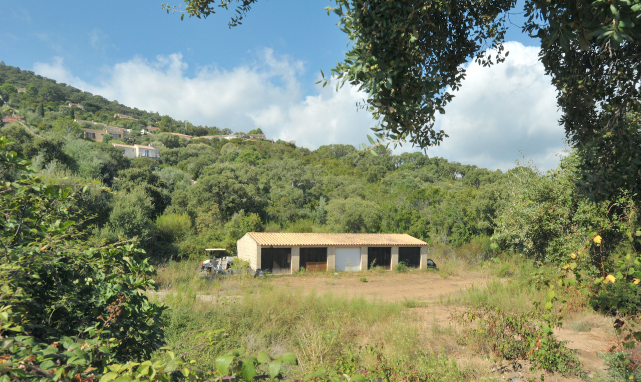 Tarco, à 200m. de la plage accessible à pied: Terrain à bâtir avec BÂTI EXISTANT et C-U OPÉRATIONNEL RÉCENT pour maison jusqu'à 160m2 hab.