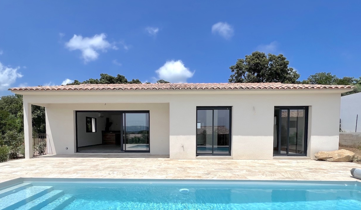 Ste Lucie de porto-Vecchio, à moins de 2 min. de la plage de Fautéa: VILLA T-4 NEUVE de plain-pied AVEC PISCINE sur terrain clos et aménagé.