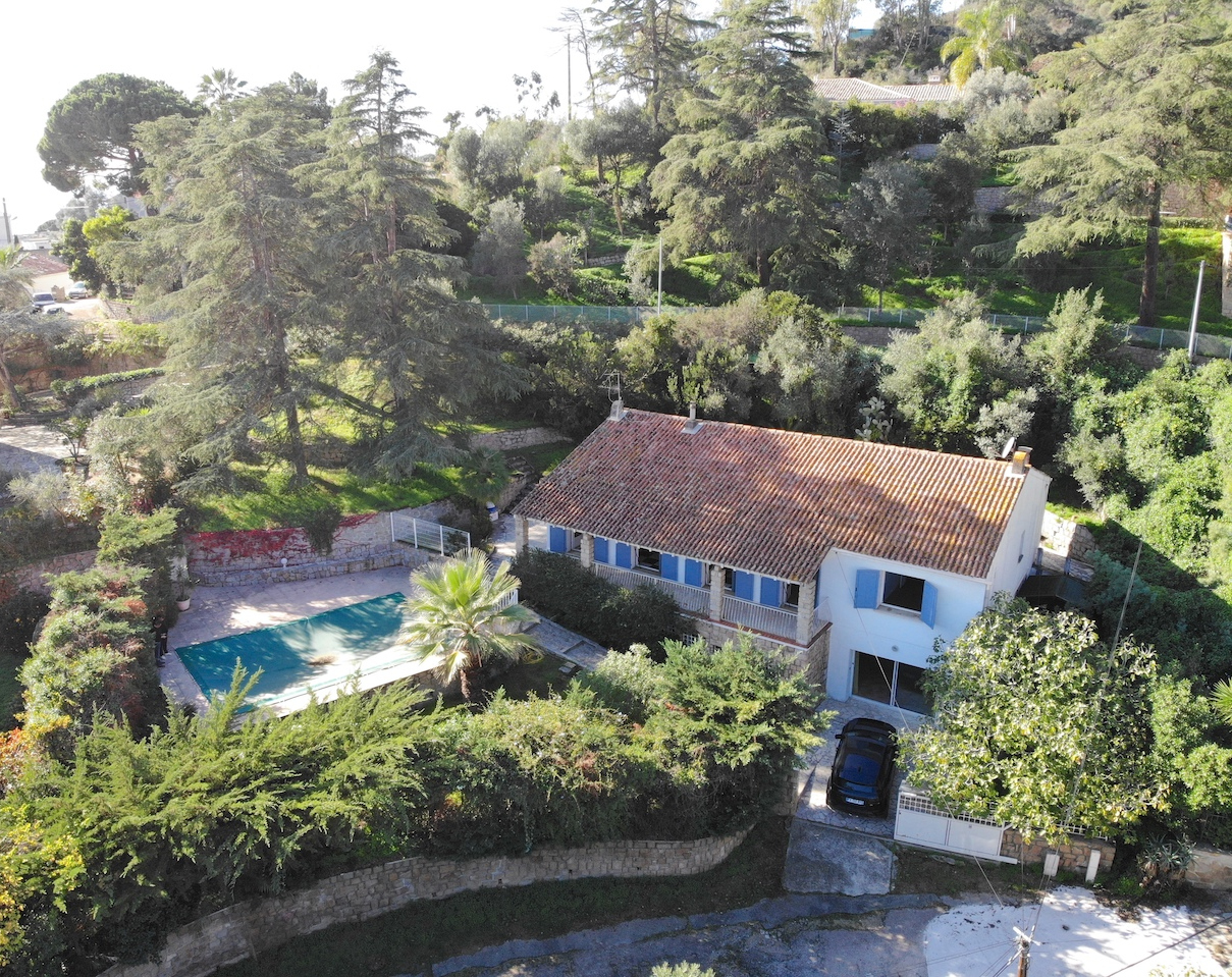 RARE. AJACCIO CENTRE, Parc Berthault: Dans QUARTIER RÉSIDENTIEL TRÈS RECHERCHÉ et à 300m. à pied de la plage et de tous commerces, MAISON DE VILLE AVEC PISCINE SUR TERRAIN ARBORÉ ET PAYSAGÉ.