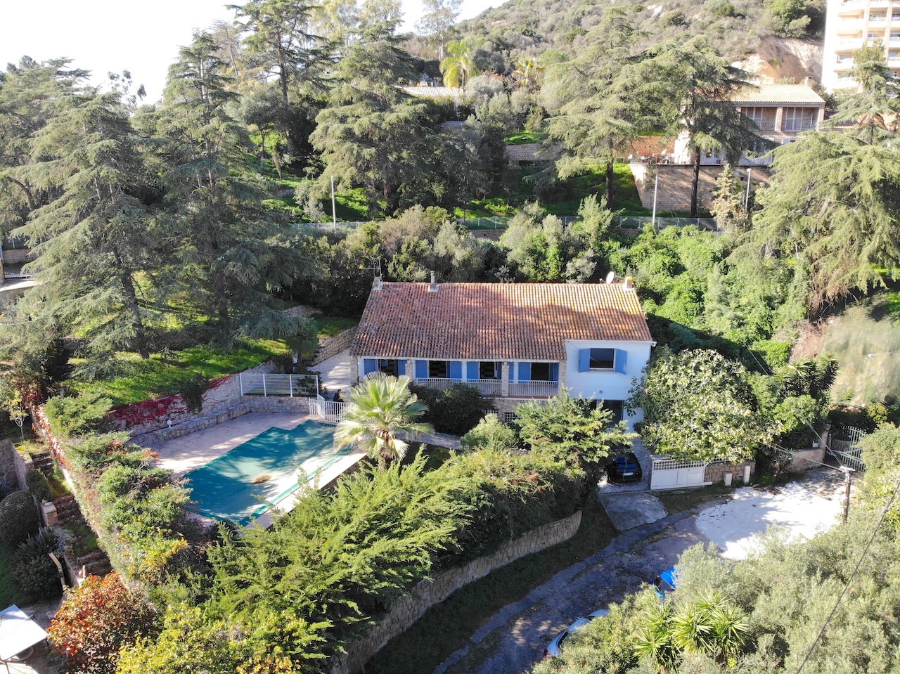 RARE. AJACCIO CENTRE, Parc Berthault: Dans QUARTIER RÉSIDENTIEL TRÈS RECHERCHÉ et à 300m. à pied de la plage et de tous commerces, MAISON DE VILLE AVEC PISCINE SUR TERRAIN ARBORÉ ET PAYSAGÉ.