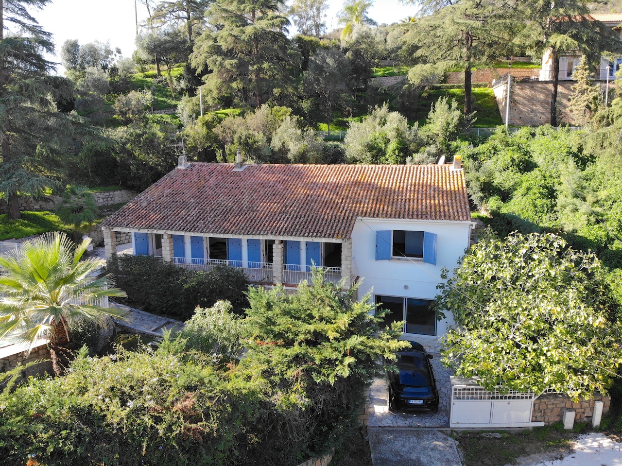 RARE. AJACCIO CENTRE, Parc Berthault: Dans QUARTIER RÉSIDENTIEL TRÈS RECHERCHÉ et à 300m. à pied de la plage et de tous commerces, MAISON DE VILLE AVEC PISCINE SUR TERRAIN ARBORÉ ET PAYSAGÉ.
