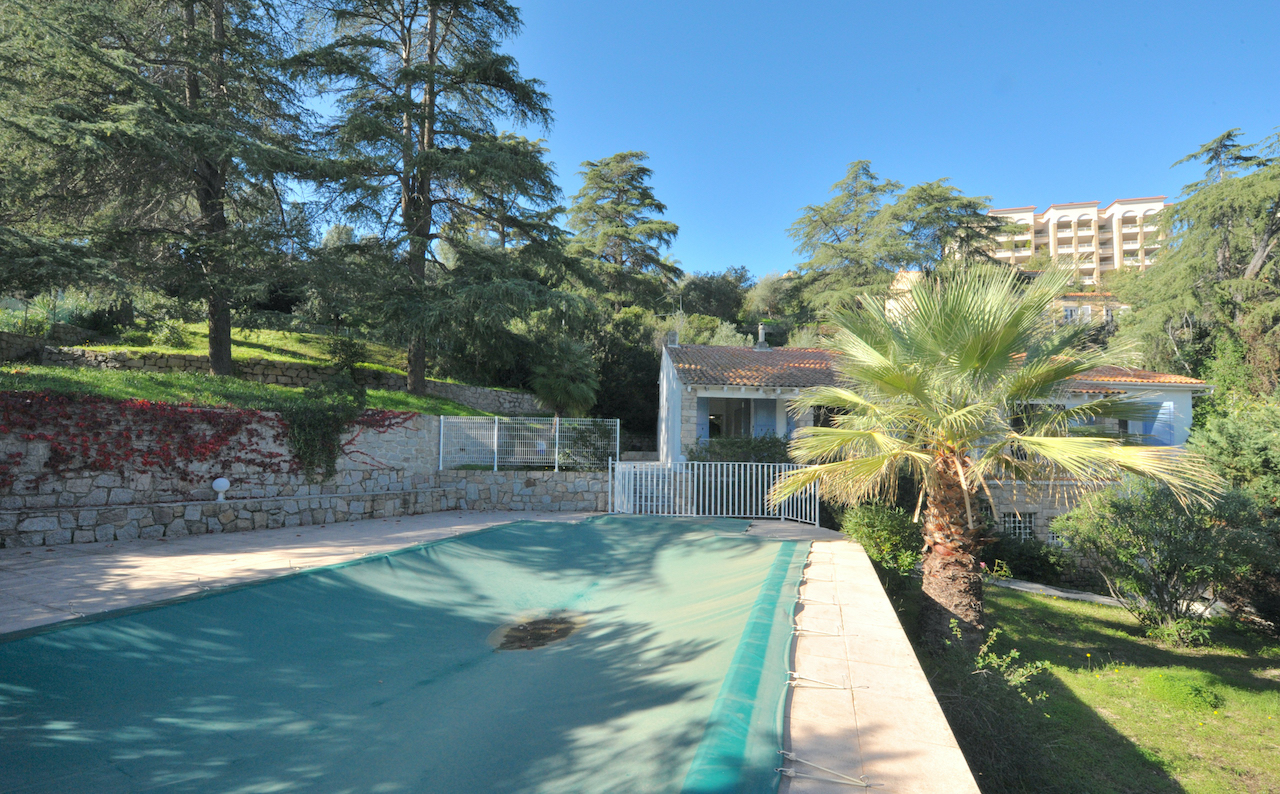 RARE. AJACCIO CENTRE, Parc Berthault: Dans QUARTIER RÉSIDENTIEL TRÈS RECHERCHÉ et à 300m. à pied de la plage et de tous commerces, MAISON DE VILLE AVEC PISCINE SUR TERRAIN ARBORÉ ET PAYSAGÉ.
