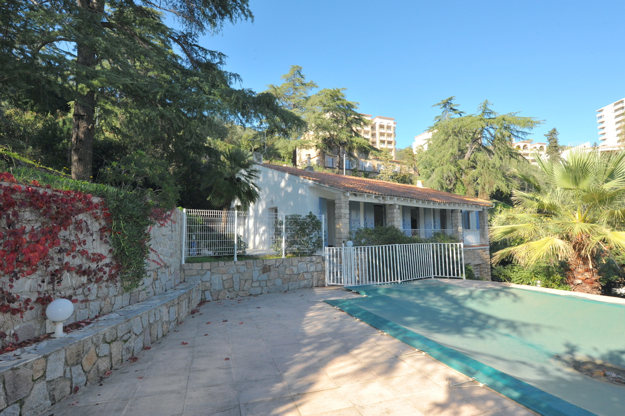RARE. AJACCIO CENTRE, Parc Berthault: Dans QUARTIER RÉSIDENTIEL TRÈS RECHERCHÉ et à 300m. à pied de la plage et de tous commerces, MAISON DE VILLE AVEC PISCINE SUR TERRAIN ARBORÉ ET PAYSAGÉ.