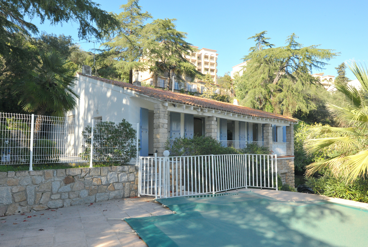 RARE. AJACCIO CENTRE, Parc Berthault: Dans QUARTIER RÉSIDENTIEL TRÈS RECHERCHÉ et à 300m. à pied de la plage et de tous commerces, MAISON DE VILLE AVEC PISCINE SUR TERRAIN ARBORÉ ET PAYSAGÉ.
