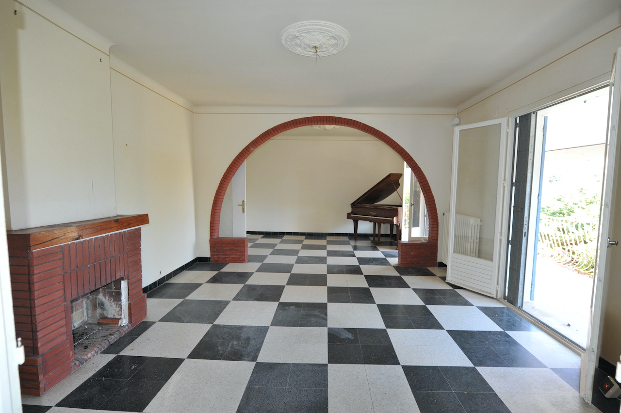 RARE. AJACCIO CENTRE, Parc Berthault: Dans QUARTIER RÉSIDENTIEL TRÈS RECHERCHÉ et à 300m. à pied de la plage et de tous commerces, MAISON DE VILLE AVEC PISCINE SUR TERRAIN ARBORÉ ET PAYSAGÉ.