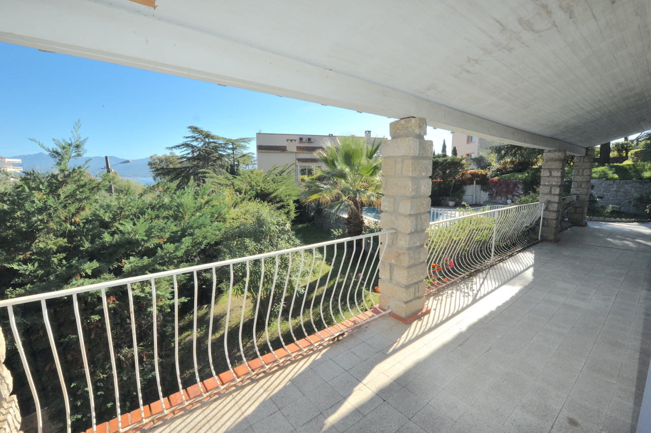 RARE. AJACCIO CENTRE, Parc Berthault: Dans QUARTIER RÉSIDENTIEL TRÈS RECHERCHÉ et à 300m. à pied de la plage et de tous commerces, MAISON DE VILLE AVEC PISCINE SUR TERRAIN ARBORÉ ET PAYSAGÉ.
