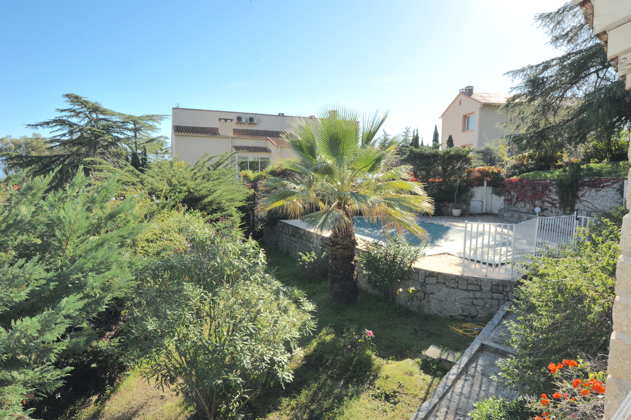RARE. AJACCIO CENTRE, Parc Berthault: Dans QUARTIER RÉSIDENTIEL TRÈS RECHERCHÉ et à 300m. à pied de la plage et de tous commerces, MAISON DE VILLE AVEC PISCINE SUR TERRAIN ARBORÉ ET PAYSAGÉ.