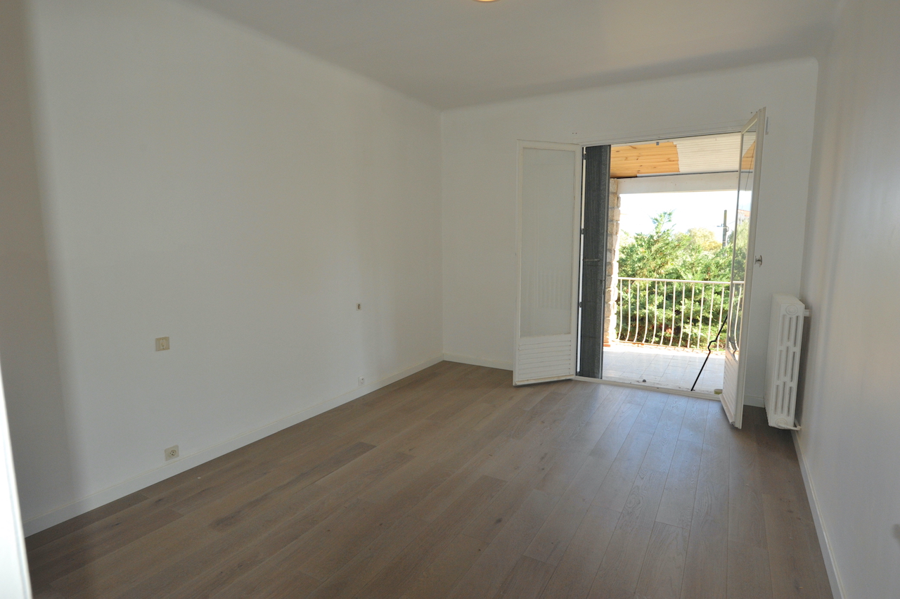 RARE. AJACCIO CENTRE, Parc Berthault: Dans QUARTIER RÉSIDENTIEL TRÈS RECHERCHÉ et à 300m. à pied de la plage et de tous commerces, MAISON DE VILLE AVEC PISCINE SUR TERRAIN ARBORÉ ET PAYSAGÉ.