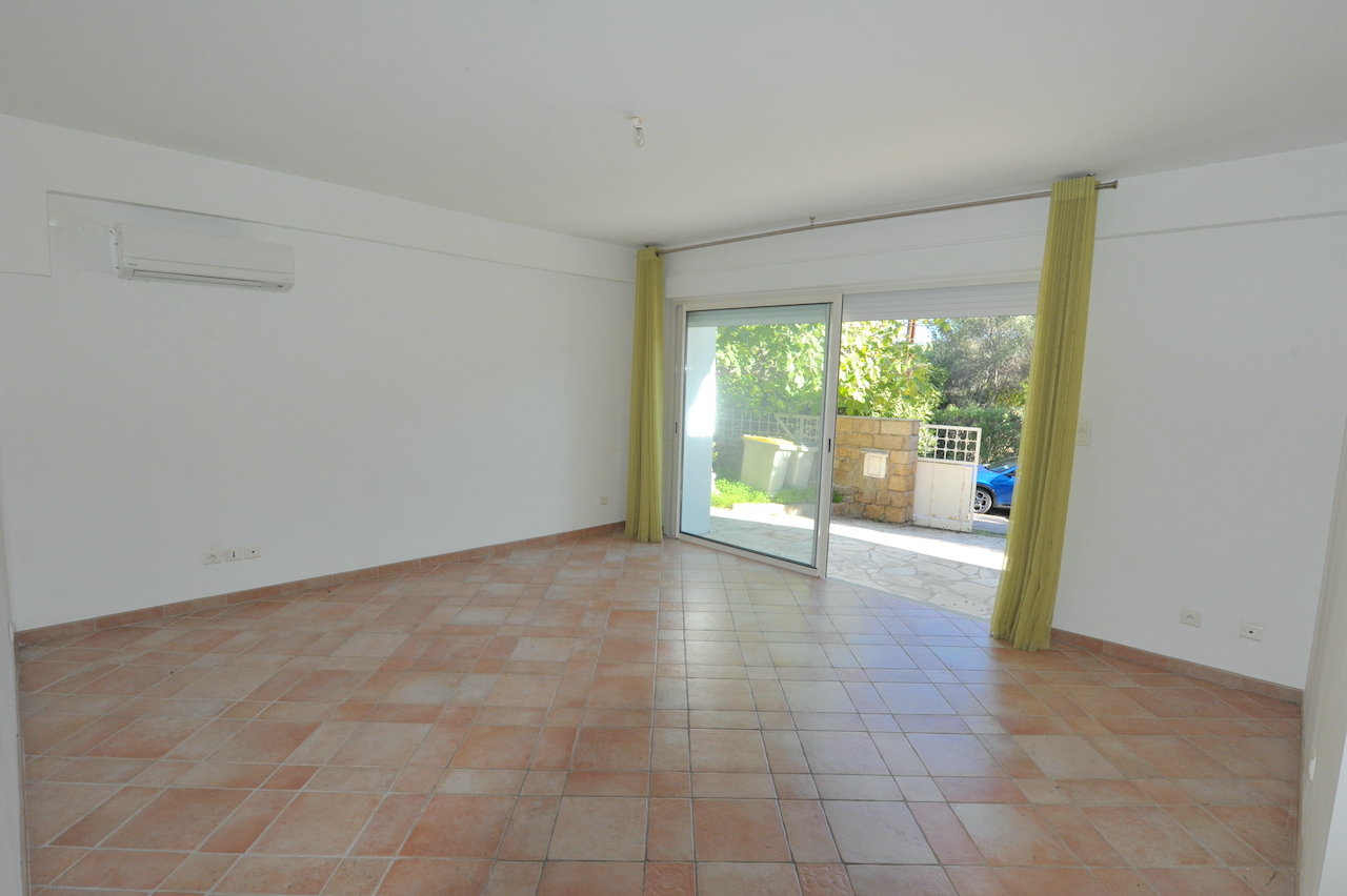 RARE. AJACCIO CENTRE, Parc Berthault: Dans QUARTIER RÉSIDENTIEL TRÈS RECHERCHÉ et à 300m. à pied de la plage et de tous commerces, MAISON DE VILLE AVEC PISCINE SUR TERRAIN ARBORÉ ET PAYSAGÉ.