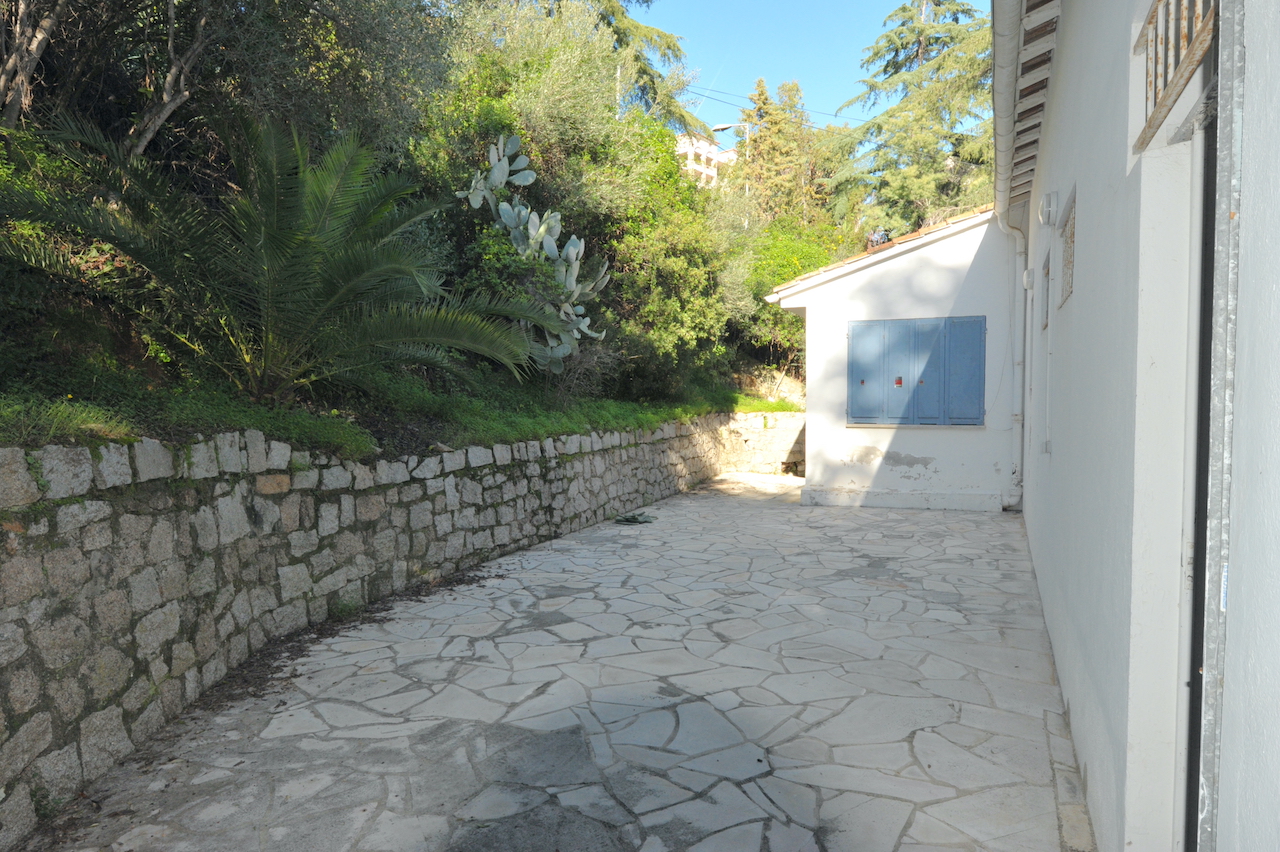 RARE. AJACCIO CENTRE, Parc Berthault: Dans QUARTIER RÉSIDENTIEL TRÈS RECHERCHÉ et à 300m. à pied de la plage et de tous commerces, MAISON DE VILLE AVEC PISCINE SUR TERRAIN ARBORÉ ET PAYSAGÉ.