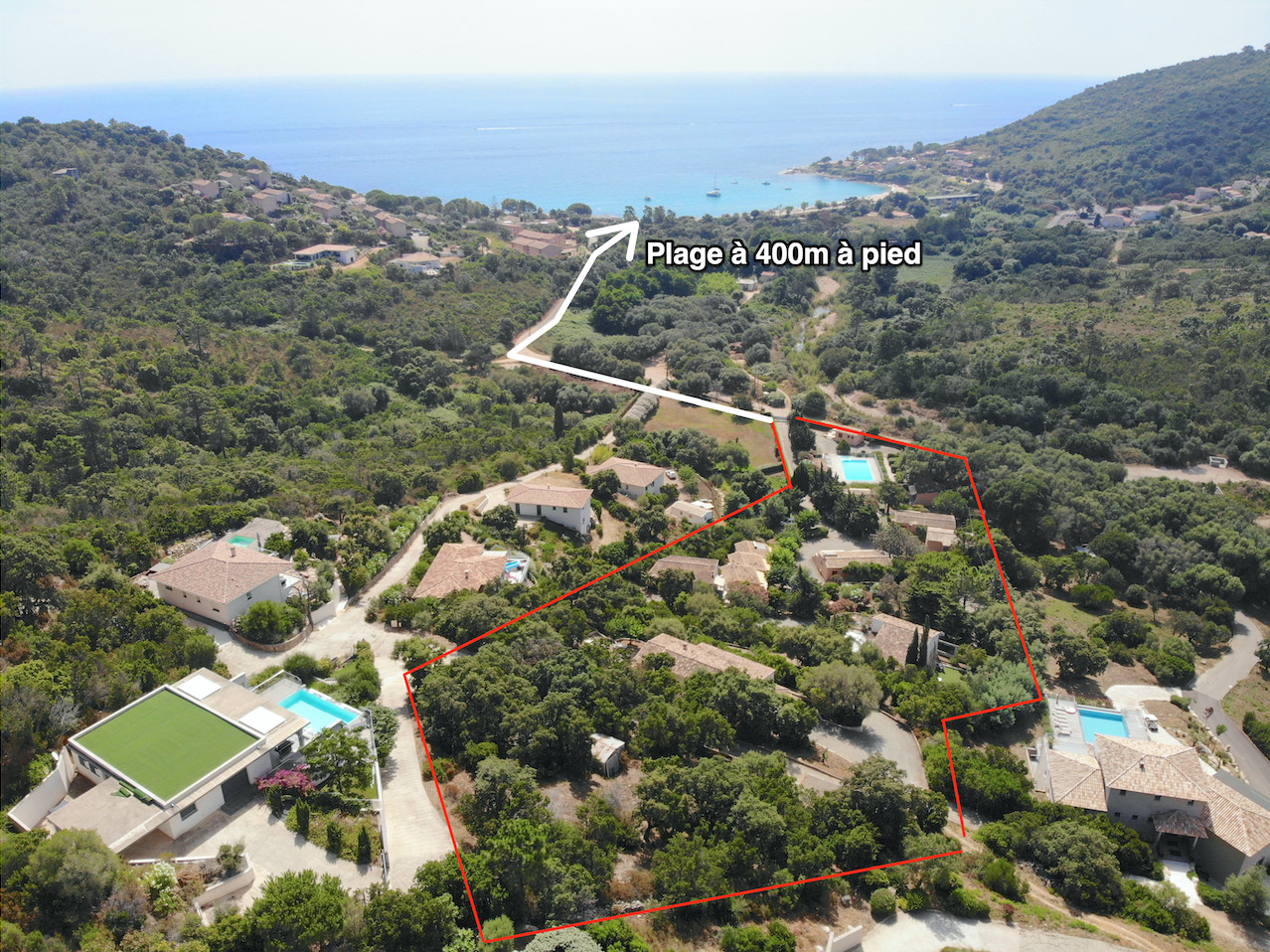 TARCO, à 400 m. de la plage à pied: ENSEMBLE IMMOBILIER composé de 2 VILLAS, 4 APPARTEMENTS ET 14 BUNGALOWS T-3 , PISCINE 14X7 ET POOL-HOUSE, GARAGES ET PARKING.