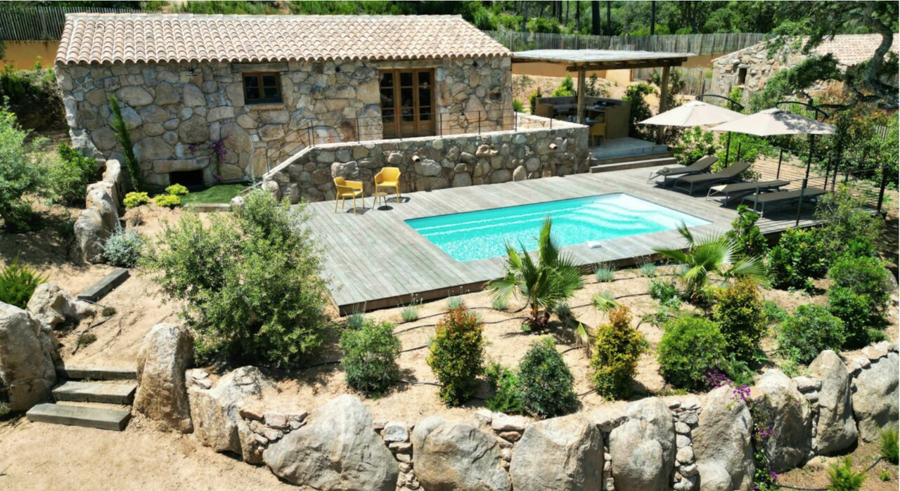 FAUTÉA: Dans résidence sécurisée, BERGERIE MEUBLÉE et ÉQUIPÉE VUE MER avec PISCINE CHAUFFÉE ET CUISINE D'ÉTÉ, ACCÉS PRIVATIF ET SÉCURISÉ À LA PLAGE.