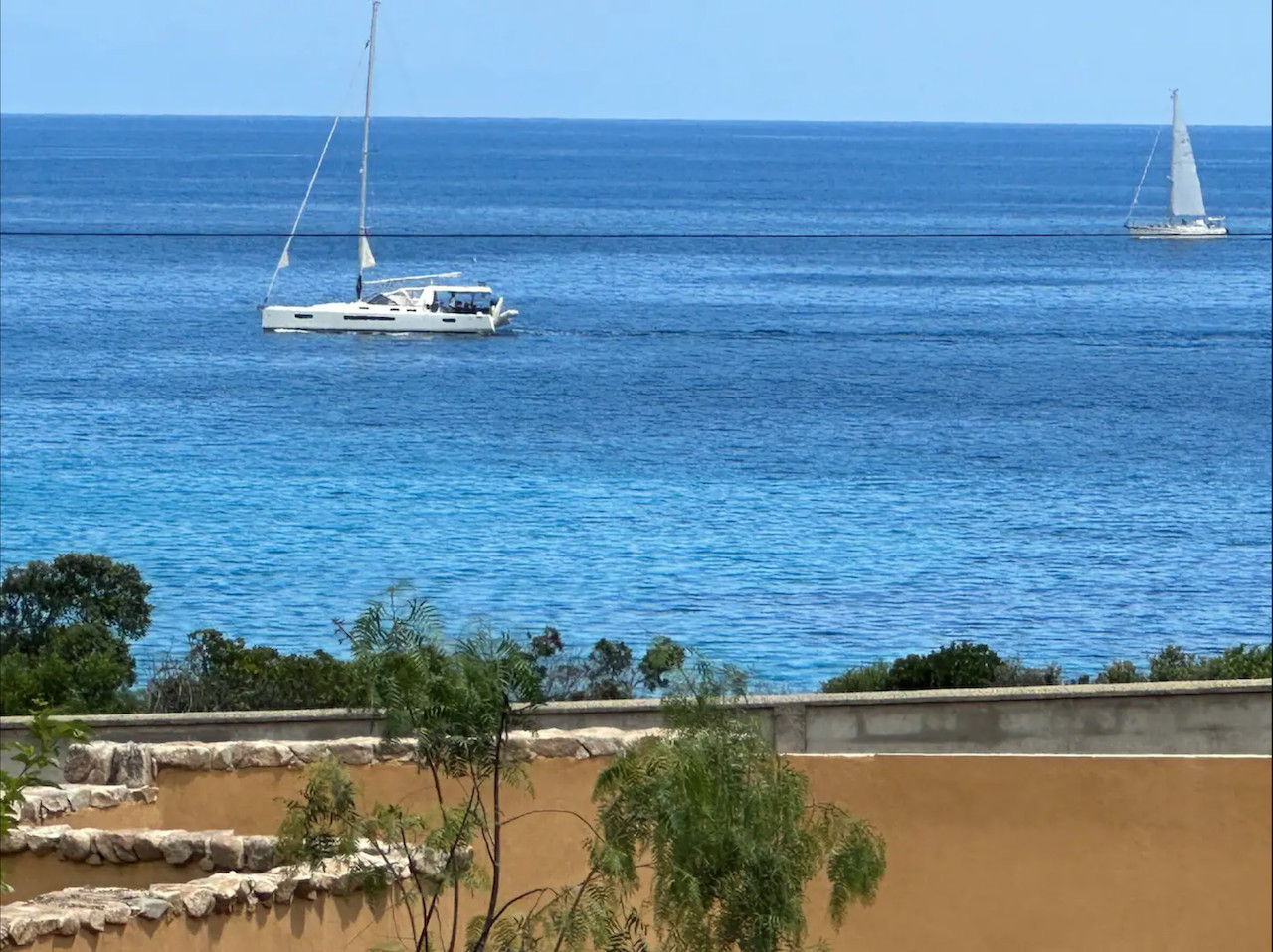 FAUTÉA: Dans résidence sécurisée, BERGERIE NEUVE MEUBLÉE et ÉQUIPÉE VUE MER avec PISCINE CHAUFFÉE ET CUISINE D'ÉTÉ, ACCÉS PRIVATIF ET SÉCURISÉ À LA PLAGE.