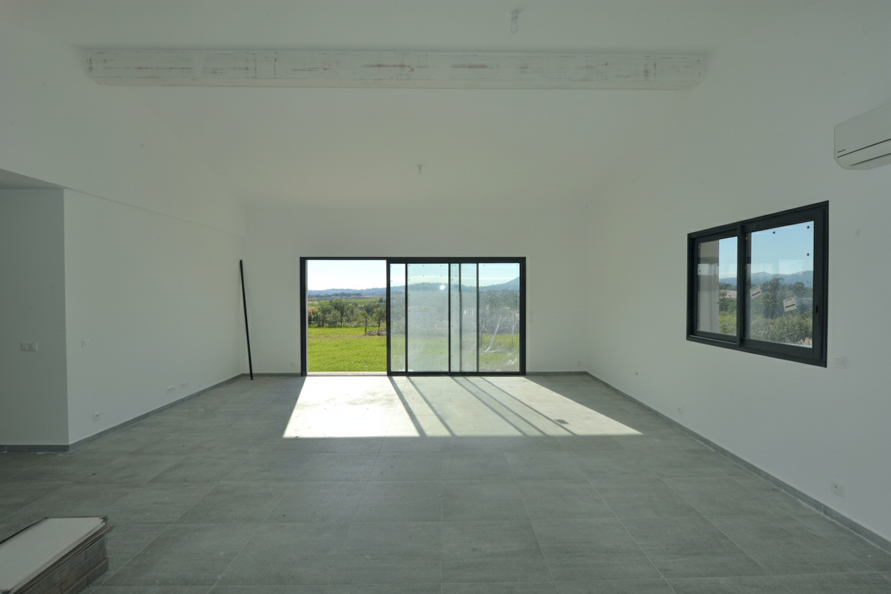 Ste Lucie de porto-Vecchio, à moins de 2 min. de la plage de Fautéa: VILLA T-4 NEUVE de plain-pied sur terrain clos et aménagé, PISCINABLE.