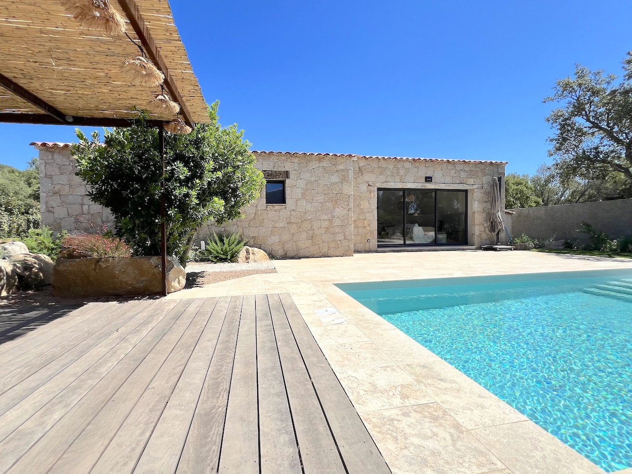 Idéalement placée entre St Cyprien et Pinarello, BERGERIE T-3 NEUVE avec PISCINE et CUISINE d'ÉTÉ sur terrain paysagé (POSSIBILITÉ T-4: ANNEXE CHAMBRE SUPPLÉMENTAIRE). Idéalement placée entre St Cyprien et Pinarello, BERGERIE T-3 NEUVE avec PISCINE et CUISINE d'ÉTÉ sur terrain paysagé (POSSIBILITÉ T-4: ANNEXE CHAMBRE SUPPLÉMENTAIRE).