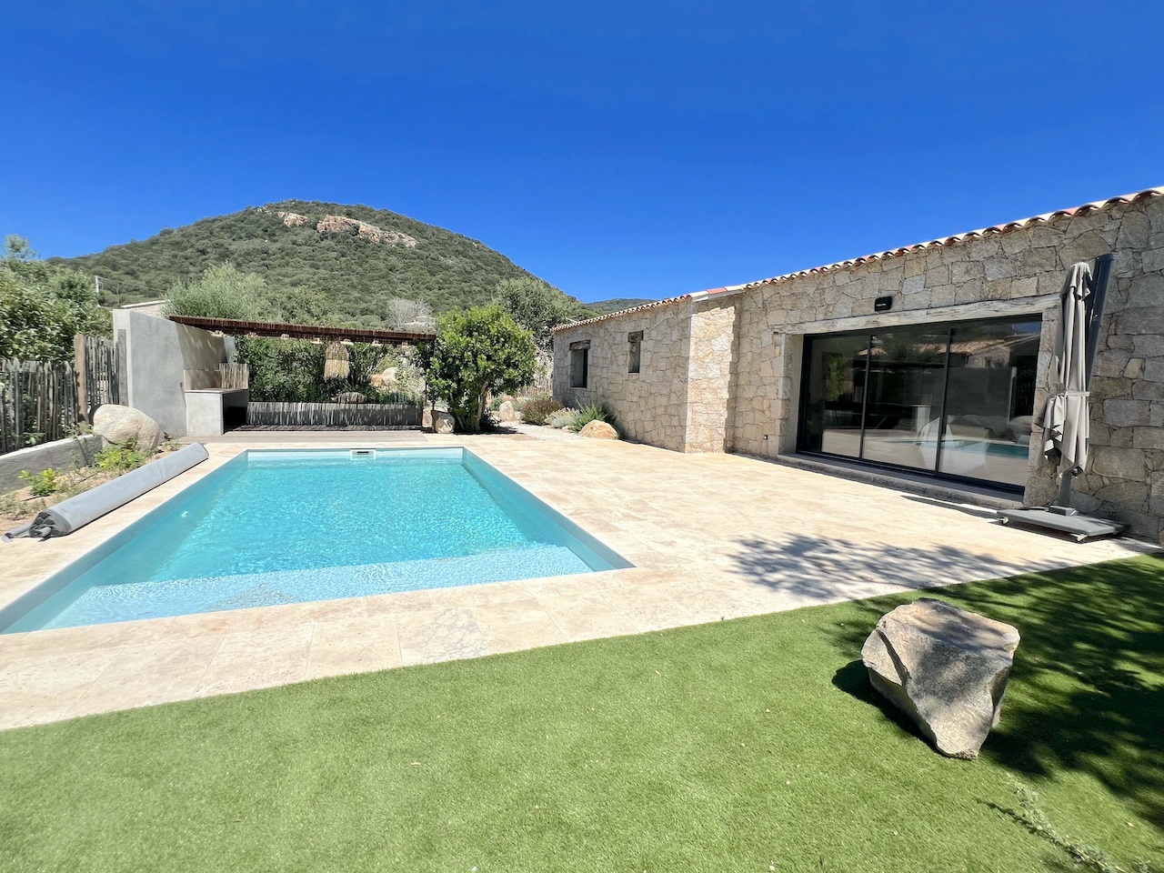 Idéalement placée entre St Cyprien et Pinarello, BERGERIE T-3 NEUVE avec PISCINE et CUISINE d'ÉTÉ sur terrain paysagé (POSSIBILITÉ T-4: ANNEXE CHAMBRE SUPPLÉMENTAIRE). Idéalement placée entre St Cyprien et Pinarello, BERGERIE T-3 NEUVE avec PISCINE et CUISINE d'ÉTÉ sur terrain paysagé (POSSIBILITÉ T-4: ANNEXE CHAMBRE SUPPLÉMENTAIRE).