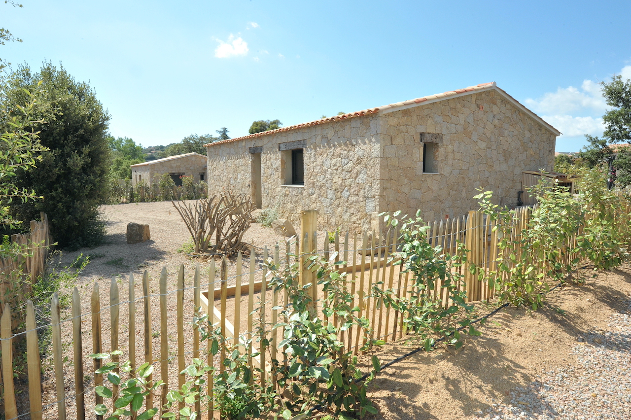 Idéalement placée entre St Cyprien et Pinarello, BERGERIE T-3 NEUVE avec PISCINE et CUISINE d'ÉTÉ sur terrain paysagé (POSSIBILITÉ T-4: ANNEXE CHAMBRE SUPPLÉMENTAIRE). Idéalement placée entre St Cyprien et Pinarello, BERGERIE T-3 NEUVE avec PISCINE et CUISINE d'ÉTÉ sur terrain paysagé (POSSIBILITÉ T-4: ANNEXE CHAMBRE SUPPLÉMENTAIRE).