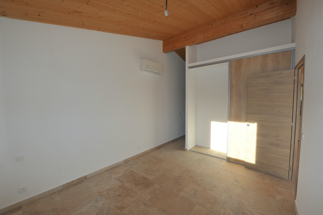 Idéalement placée entre St Cyprien et Pinarello, BERGERIE T-3 NEUVE avec PISCINE et CUISINE d'ÉTÉ sur terrain paysagé (POSSIBILITÉ T-4: ANNEXE CHAMBRE SUPPLÉMENTAIRE). Idéalement placée entre St Cyprien et Pinarello, BERGERIE T-3 NEUVE avec PISCINE et CUISINE d'ÉTÉ sur terrain paysagé (POSSIBILITÉ T-4: ANNEXE CHAMBRE SUPPLÉMENTAIRE).
