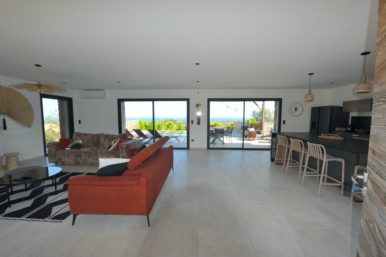 SOLENZARA: BERGERIE T-4 NEUVE AVEC PISCINE, VUE MER PANORAMIQUE. SOLENZARA: BERGERIE T-4 NEUVE AVEC PISCINE, VUE MER PANORAMIQUE.