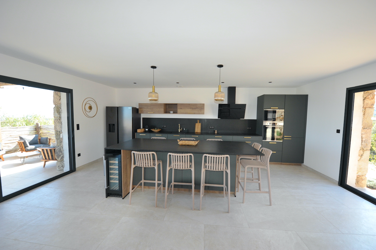 SOLENZARA: BERGERIE T-4 NEUVE AVEC PISCINE, VUE MER PANORAMIQUE. SOLENZARA: BERGERIE T-4 NEUVE AVEC PISCINE, VUE MER PANORAMIQUE.