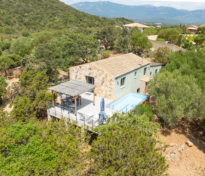 Dominant les plages de Santa Giulia et Palombaggia: BERGERIE RÉNOVÉE VUE MER avec TERRASSE/PERGOLA et PISCINE, DOUBLE CARPORT.