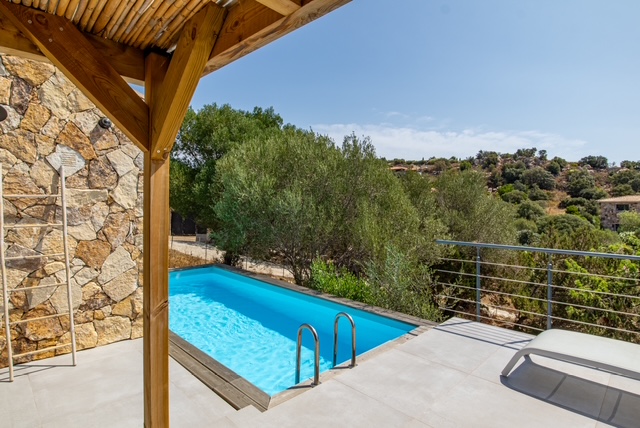 Dominant les plages de Santa Giulia et Palombaggia: BERGERIE RÉNOVÉE VUE MER avec TERRASSE/PERGOLA et PISCINE, DOUBLE CARPORT.