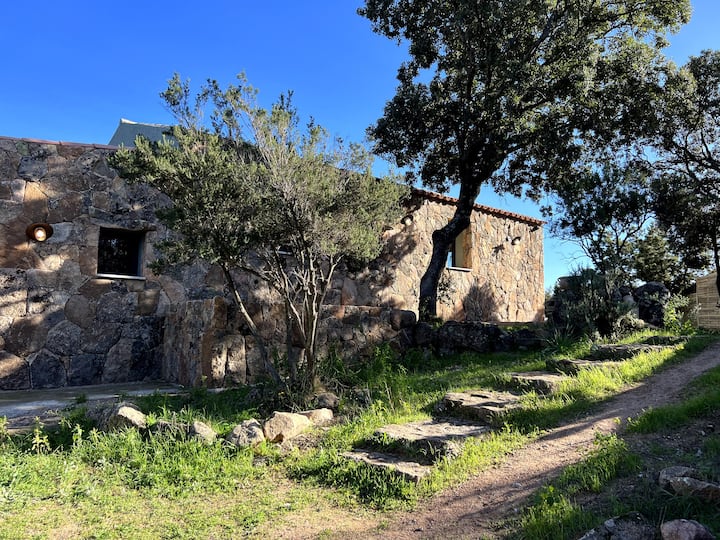 Dominant les plages de Santa Giulia et Palombaggia: BERGERIE RÉNOVÉE VUE MER entièrement meublée et équipée avec TERRASSE/PERGOLA et PISCINE, DOUBLE CARPORT.