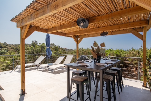 Dominant les plages de Santa Giulia et Palombaggia: BERGERIE RÉNOVÉE VUE MER entièrement meublée et équipée avec TERRASSE/PERGOLA et PISCINE, DOUBLE CARPORT.