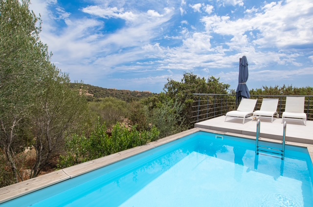 Dominant les plages de Santa Giulia et Palombaggia: BERGERIE RÉNOVÉE VUE MER entièrement meublée et équipée avec TERRASSE/PERGOLA et PISCINE, DOUBLE CARPORT.