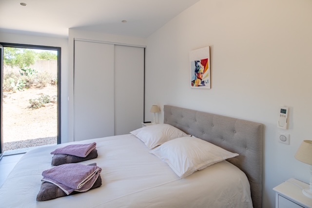 Dominant les plages de Santa Giulia et Palombaggia: BERGERIE RÉNOVÉE VUE MER entièrement meublée et équipée avec TERRASSE/PERGOLA et PISCINE, DOUBLE CARPORT.