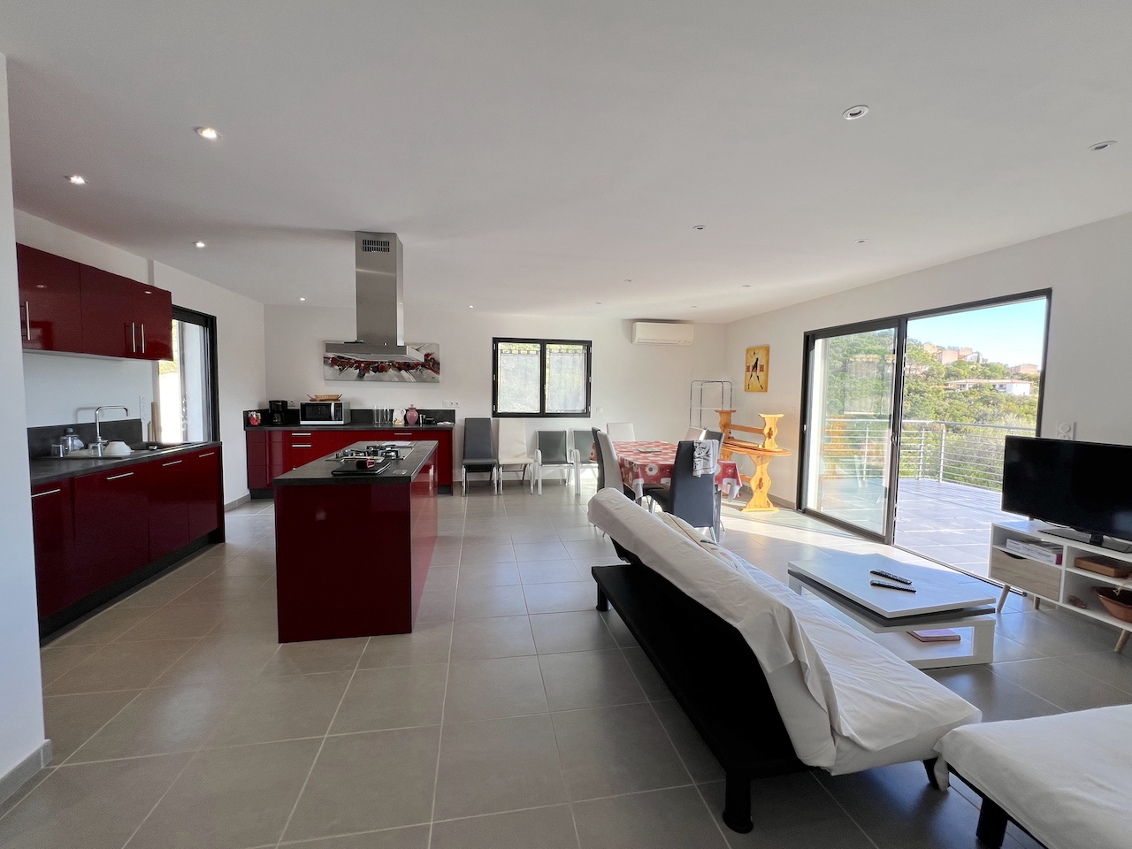 Tarco: A 300m. de la plage à pied, VILLA RÉCENTE T-4 TRÈS BELLE VUE MER ET MONTAGNE, studio en rez-de jardin, PISCINABLE.