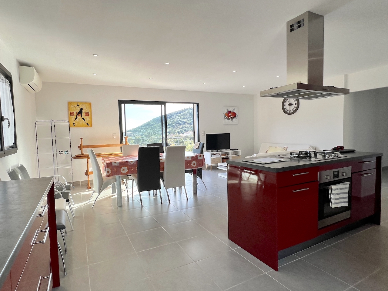 Tarco: A 300m. de la plage à pied, VILLA RÉCENTE T-4 TRÈS BELLE VUE MER ET MONTAGNE, studio en rez-de jardin, PISCINABLE.