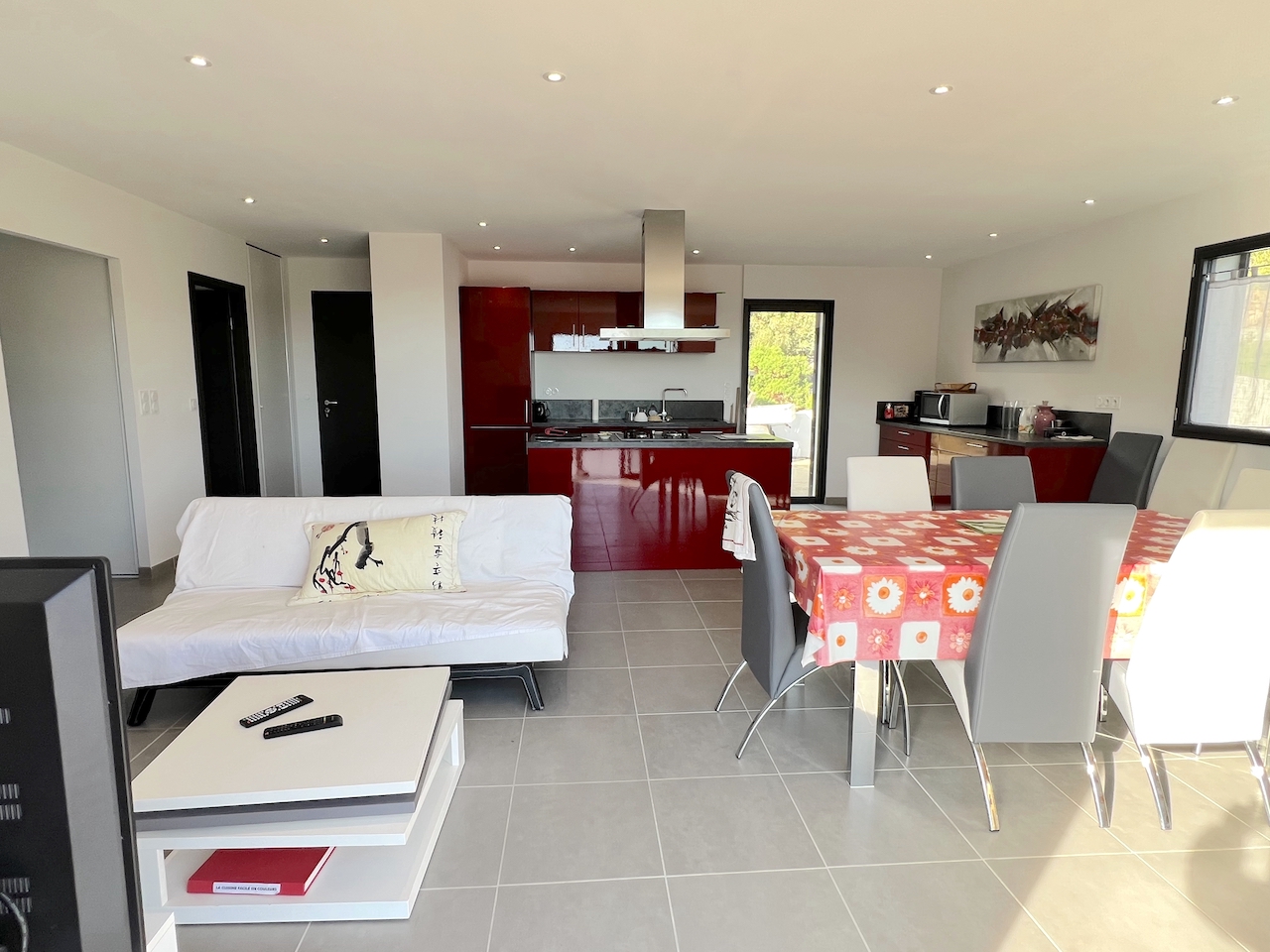 Tarco: A 300m. de la plage à pied, VILLA RÉCENTE T-4 TRÈS BELLE VUE MER ET MONTAGNE, studio en rez-de jardin, PISCINABLE.