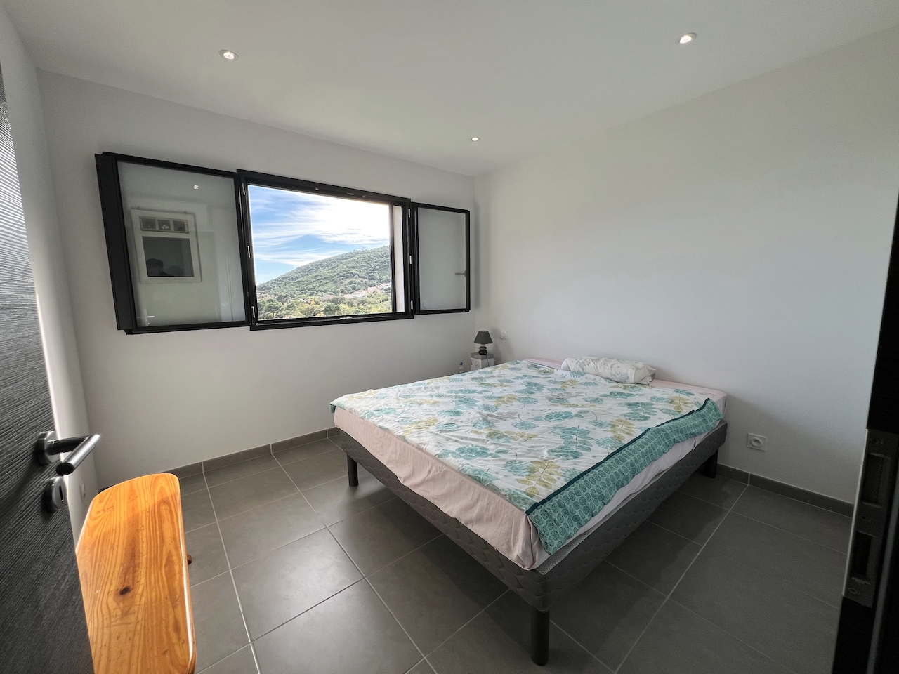 Tarco: A 300m. de la plage à pied, VILLA RÉCENTE T-4 TRÈS BELLE VUE MER ET MONTAGNE, studio en rez-de jardin, PISCINABLE.