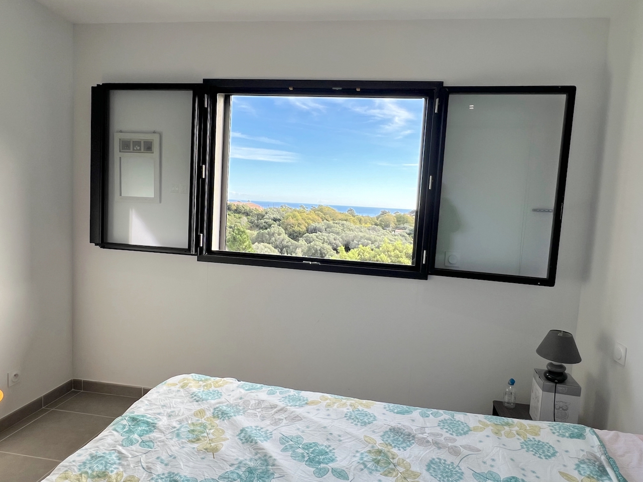 Tarco: A 300m. de la plage à pied, VILLA RÉCENTE T-4 TRÈS BELLE VUE MER ET MONTAGNE, studio en rez-de jardin, PISCINABLE.