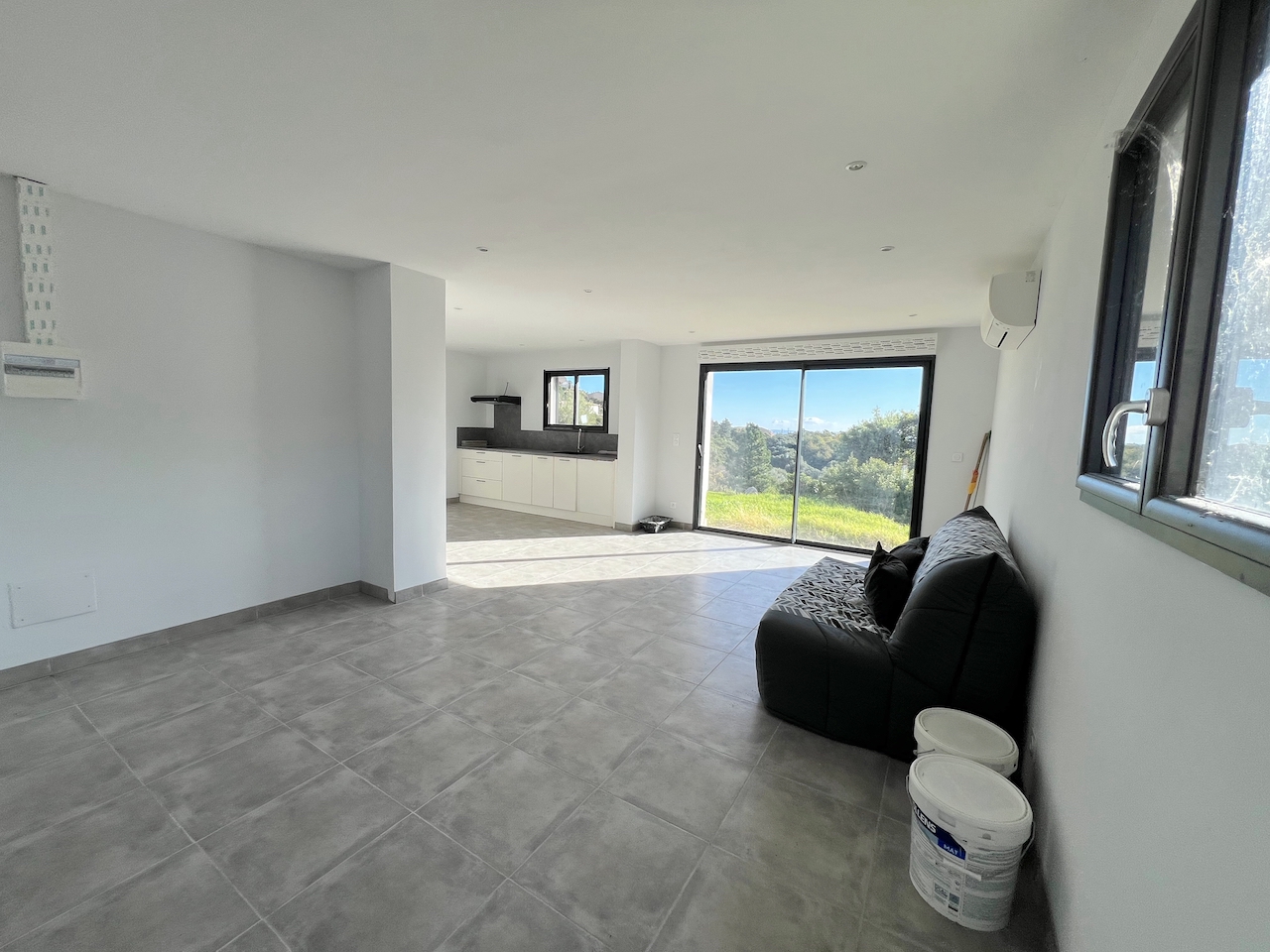 Tarco: A 300m. de la plage à pied, VILLA RÉCENTE T-4 TRÈS BELLE VUE MER ET MONTAGNE, studio en rez-de jardin, PISCINABLE.