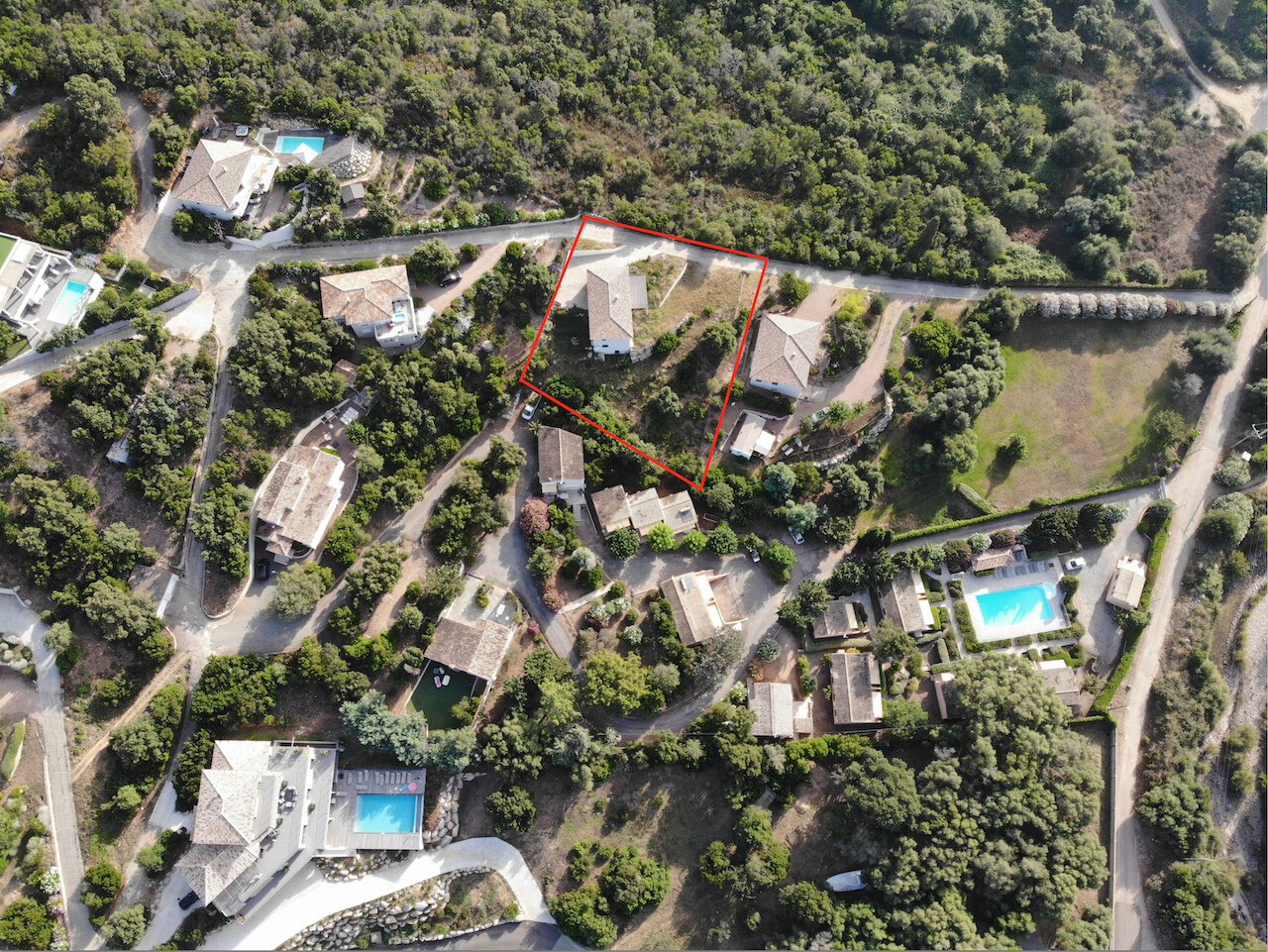 Tarco: A 300m. de la plage à pied, VILLA RÉCENTE T-4 TRÈS BELLE VUE MER ET MONTAGNE, studio en rez-de jardin, PISCINABLE.