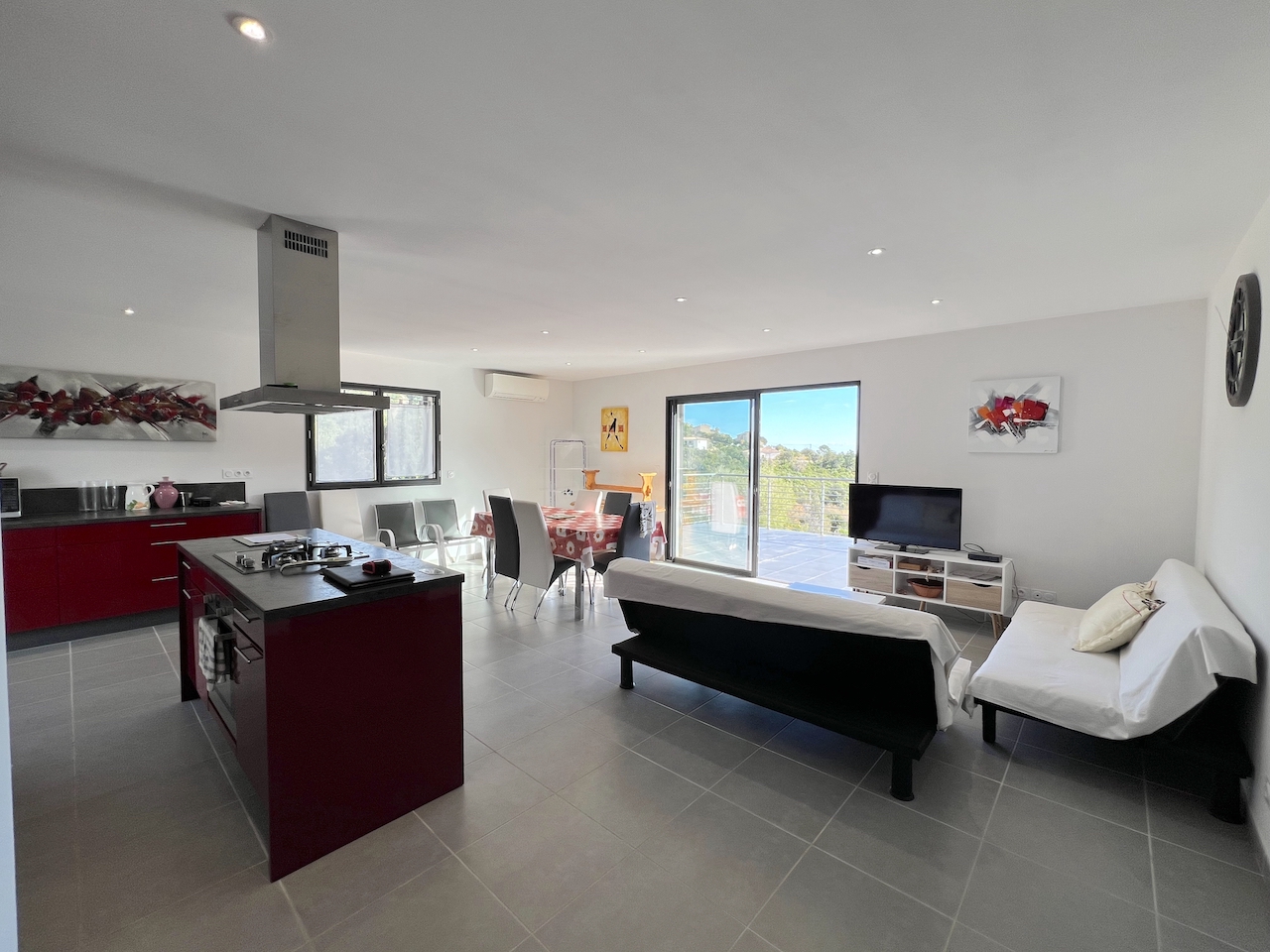 Tarco: A 300m. de la plage à pied, VILLA RÉCENTE T-4 TRÈS BELLE VUE MER ET MONTAGNE, studio en rez-de jardin, PISCINABLE.